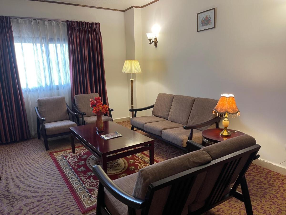 Boulevard Palace Hotel Monrovia Extérieur photo
